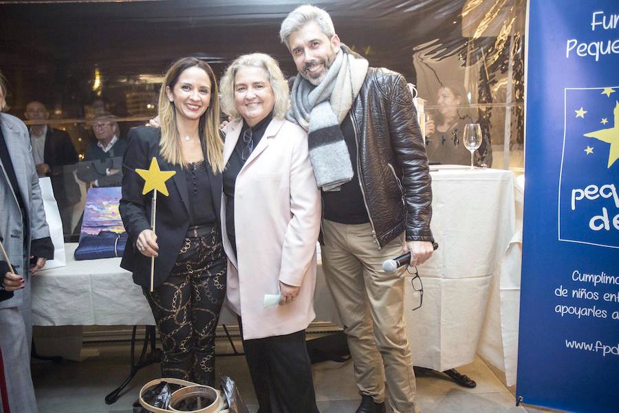 La Fundación Pequeño Deseo organizó su primer 'Encuentro Solidario' y lo hizo en Àtic, en el Palau Alameda. Carles Villeta ejerció de maestro de ceremonias en una fiesta a la que acudieron representantes del mundo socioeconómico y cultural valenciano.Marta Miró, de la Fundación Pequeño Deseo, Pepe Fernández de Palau Alameda y Laura Gallego de Valencia Excellence fueron los anfitriones..