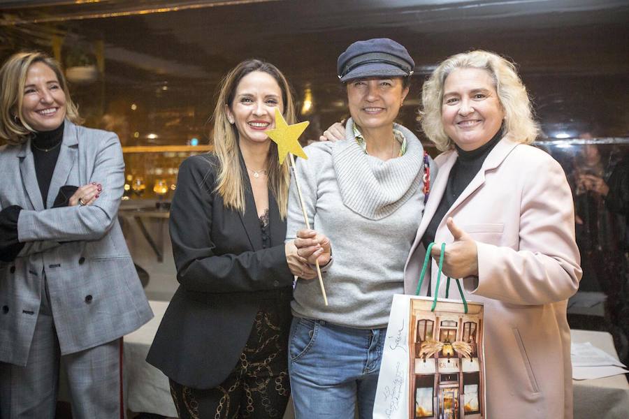 La Fundación Pequeño Deseo organizó su primer 'Encuentro Solidario' y lo hizo en Àtic, en el Palau Alameda. Carles Villeta ejerció de maestro de ceremonias en una fiesta a la que acudieron representantes del mundo socioeconómico y cultural valenciano.Marta Miró, de la Fundación Pequeño Deseo, Pepe Fernández de Palau Alameda y Laura Gallego de Valencia Excellence fueron los anfitriones..