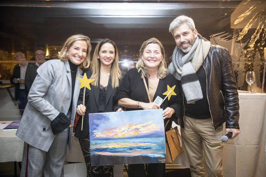 La Fundación Pequeño Deseo organizó su primer 'Encuentro Solidario' y lo hizo en Àtic, en el Palau Alameda. Carles Villeta ejerció de maestro de ceremonias en una fiesta a la que acudieron representantes del mundo socioeconómico y cultural valenciano.Marta Miró, de la Fundación Pequeño Deseo, Pepe Fernández de Palau Alameda y Laura Gallego de Valencia Excellence fueron los anfitriones..