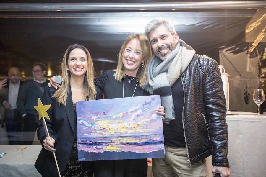 La Fundación Pequeño Deseo organizó su primer 'Encuentro Solidario' y lo hizo en Àtic, en el Palau Alameda. Carles Villeta ejerció de maestro de ceremonias en una fiesta a la que acudieron representantes del mundo socioeconómico y cultural valenciano.Marta Miró, de la Fundación Pequeño Deseo, Pepe Fernández de Palau Alameda y Laura Gallego de Valencia Excellence fueron los anfitriones..