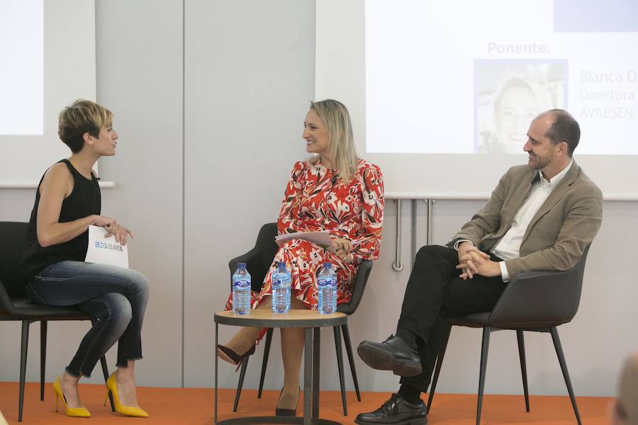 Bianca Dragomir, directora general de AVAE-SEN y fundadora de Climate-KIC Accelerator, y José Ramón Ferri Tormo, jefe de Oficina de Ciudad Inteligente del ayuntamiento de Valencia atienden las preguntas de la moderadora del congreso, Sara Escudero.