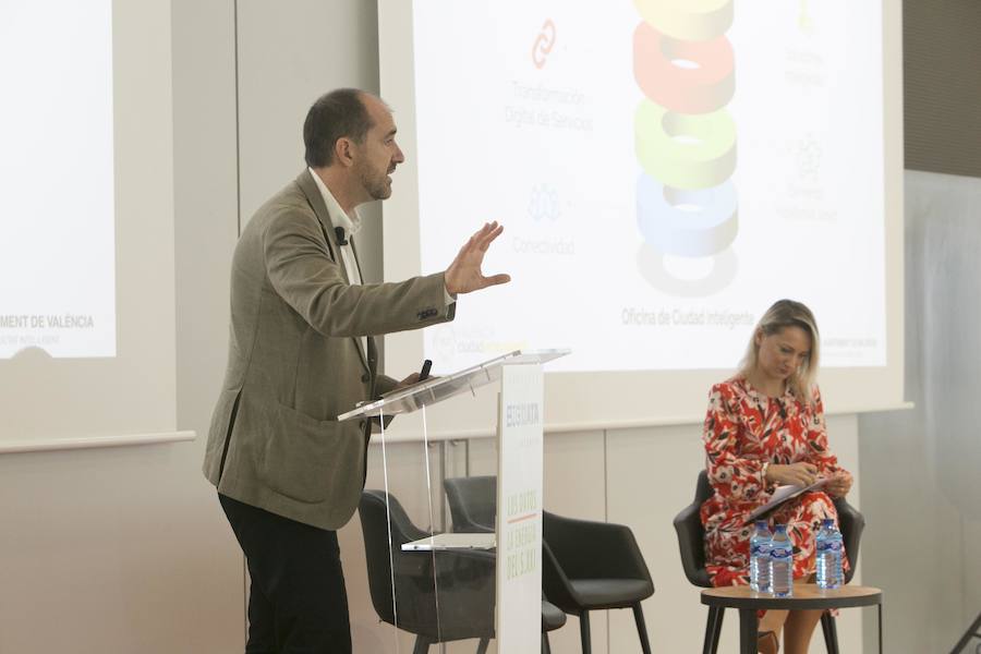 José Ramón Ferri Tormo, jefe de Oficina de Ciudad Inteligente del ayuntamiento de Valencia, durante un momento de su ponencia en el congreso Big Data