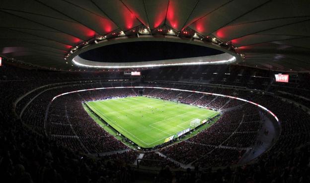 En el Wanda Metropolitano, la iluminación está instalada en el perfil de la cubierta. 