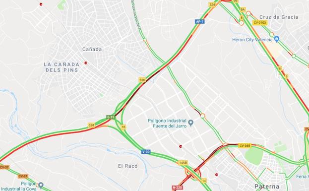 Tráfico en Valencia | Un accidente entre un camión y un coche provoca un atasco en la AP-7 a la altura de Paterna