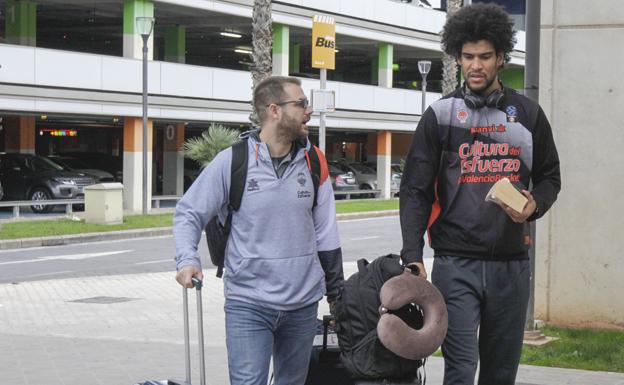 Llegada de los jugadores del Valencia Basket al aeropuerto de Manises.