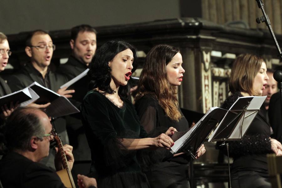Este viernes ha tenido lugar en San Miguel de los Reyes la recuperación de las danzas del Corpus. Hasta hace dos años se celebraban en la iglesia del Patriarca con motivo de la festividad, pero se prohibieron. Ahora han vuelto a celebrarse de forma excepcional y lo han hecho con amplia representación femenina. Antaño los protagonistas eran niños y en esta ocasión han sido siete niñas y un niño: Isaac Álvarez; Julieta Ferrer; Lucía Sebastián; Carla Casan; Alejandra García; Celia Verdugo; Ariadna Echeverri; Lia Rabal y Marta Aparicio.