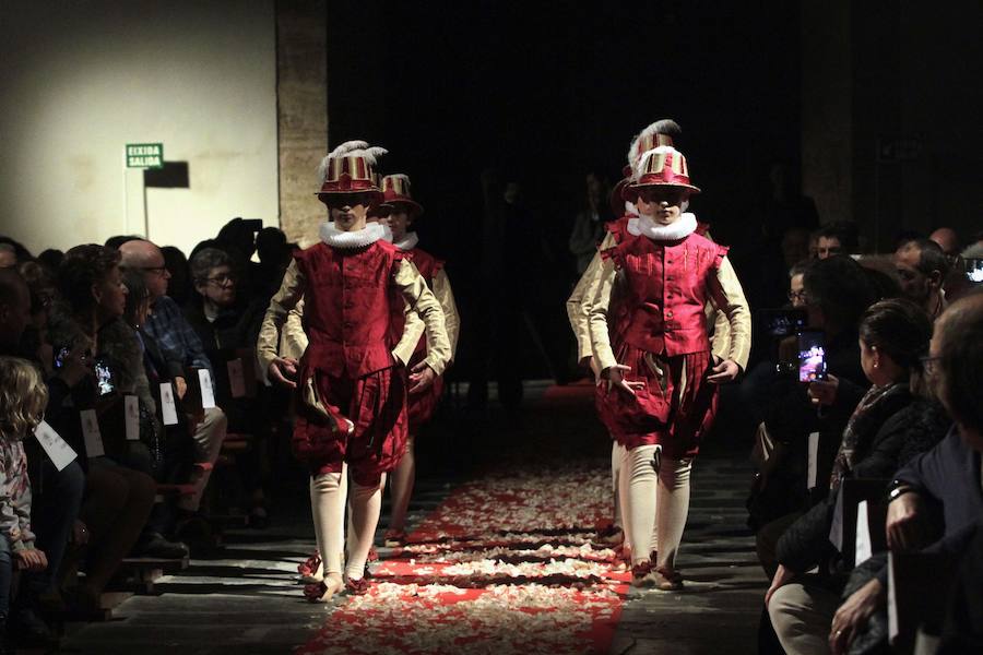 Este viernes ha tenido lugar en San Miguel de los Reyes la recuperación de las danzas del Corpus. Hasta hace dos años se celebraban en la iglesia del Patriarca con motivo de la festividad, pero se prohibieron. Ahora han vuelto a celebrarse de forma excepcional y lo han hecho con amplia representación femenina. Antaño los protagonistas eran niños y en esta ocasión han sido siete niñas y un niño: Isaac Álvarez; Julieta Ferrer; Lucía Sebastián; Carla Casan; Alejandra García; Celia Verdugo; Ariadna Echeverri; Lia Rabal y Marta Aparicio.