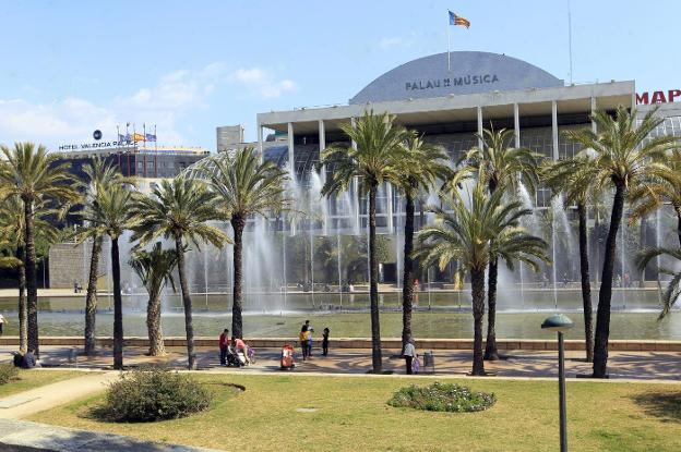 Palau de la Música en una vista desde los jardines del viejo cauce del Turia. 