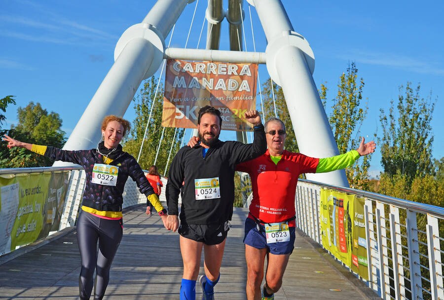 Cerca de 1.000 corredores han participado en el evento que tiene como objetivo recaudar fondos para el proyecto valenciano 'AcogeUnPajarito'.