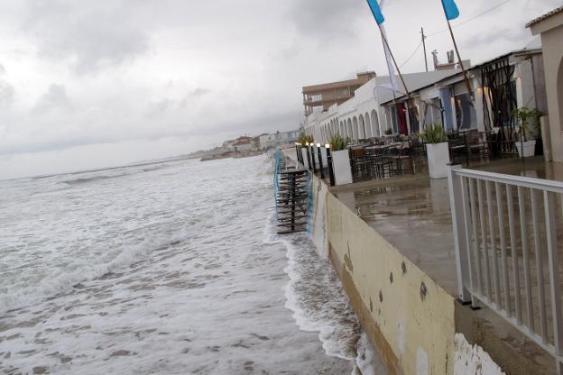 El temporal del lunes se tragó la playa de Les Deveses. 