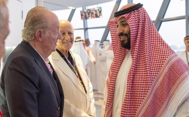 El rey Juan Carlos saluda al príncipe Saudí Mohamad Bin Salman.