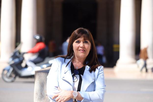 La concejal de Ciudadanos María Dolores Jiménez, ante el edificio del Ayuntamiento de Valencia. 