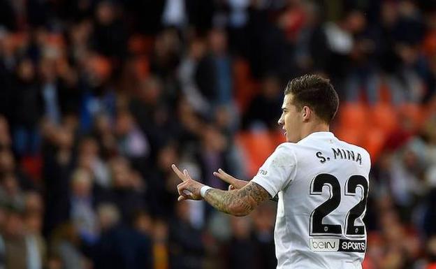 Mina celebra su segundo gol ante el Rayo.