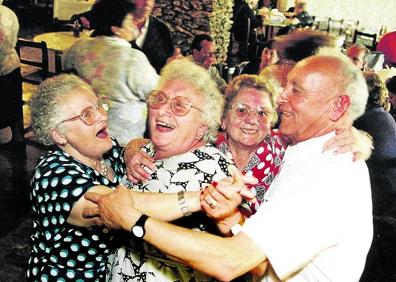 Imagen secundaria 1 - Usuarios del Imserso disfrutando de un viaje | Florida Chico, en uno de los anuncios que animaban a viajar.