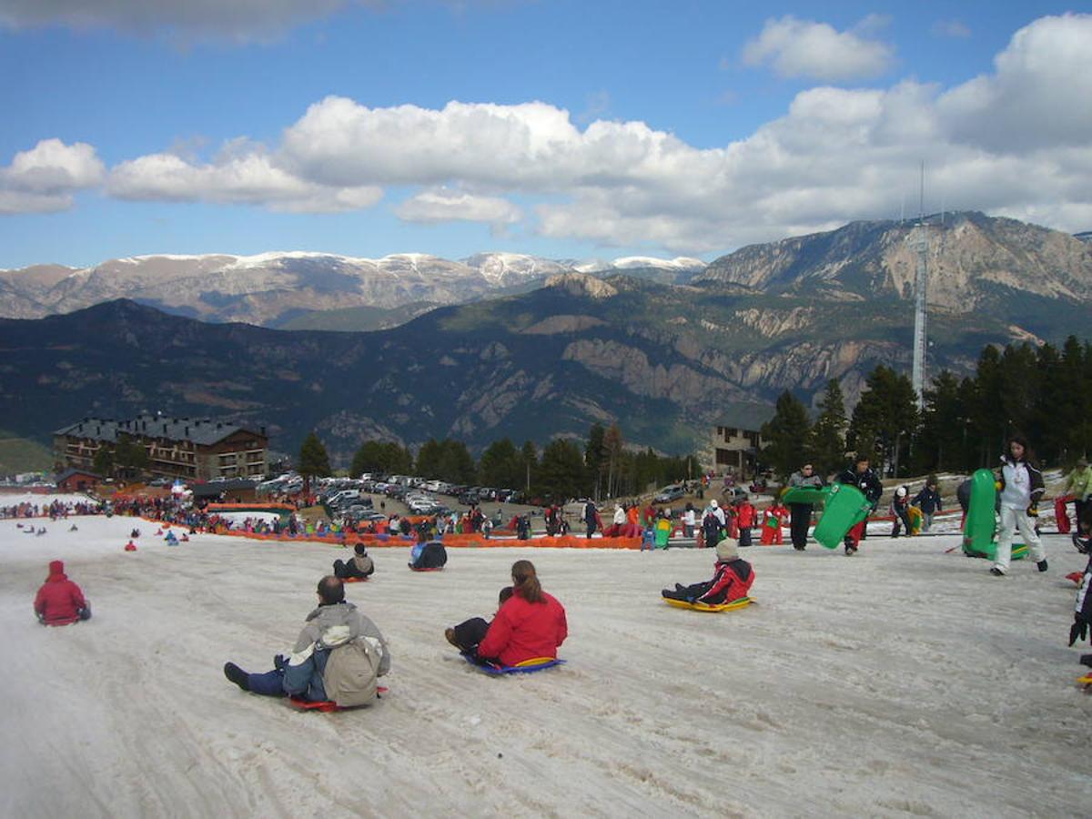 4.- Port del Comte - Lérida (Alojamiento + Forfait = 61 euros/día) - Kilómetros esquiables: 50 - Ahorro en temporada baja: 15,90% | Situada en el macizo de Port del Comte, en el Prepirineo Catalán dentro de la Provincia de Lérida, esta estación de esquí es una opción magnífica, entre otras, por su proximidad a Barcelona (a 150 km. aproximadamente).