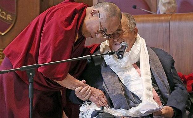 Bertolucci, con el Dalai Lama. 