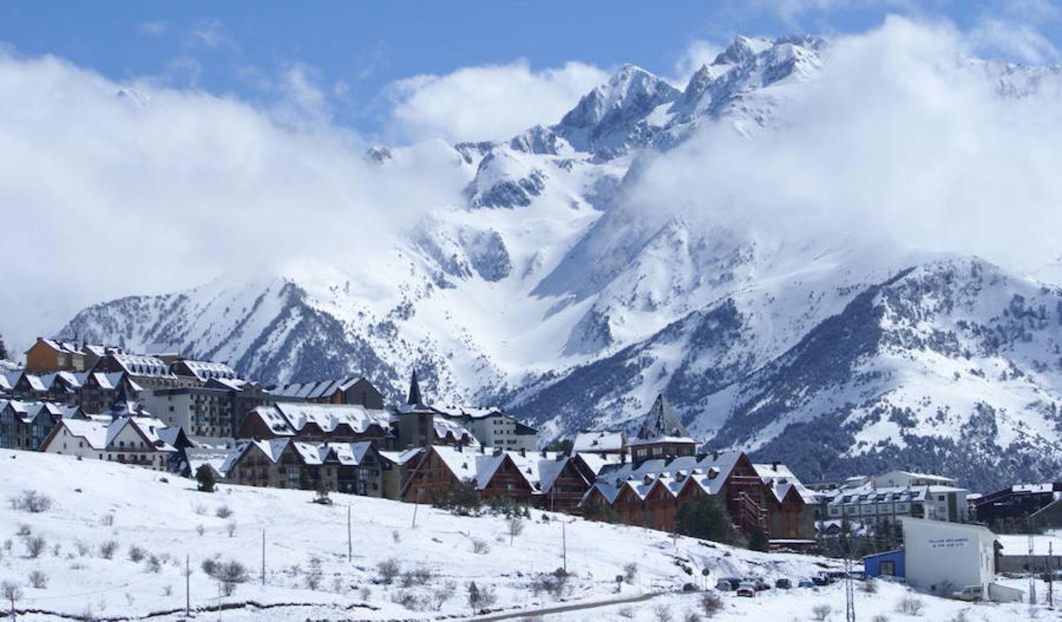 9.- Formigal - Panticosa (100 euros) - Kilómetros esquiables: 176 - Ahorro en temporada baja: 14.8% | En el municipio de Sallent de Gallego se encuentra Formigal, que junto a estación hermana Ponticosa, se sitúa como la segunda más exclusiva de España y también, según Holidu, la más divertida.