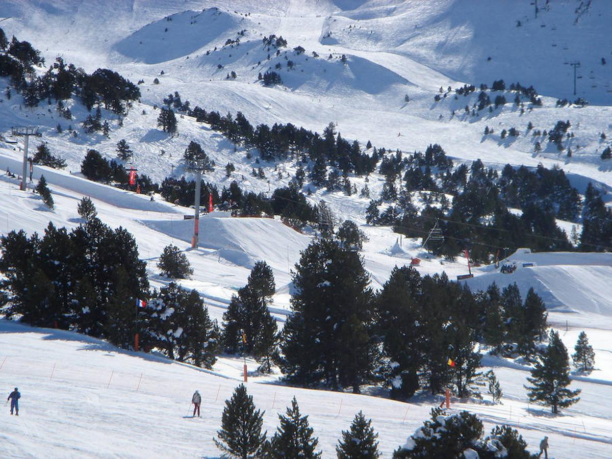 7.- Grandvalira - Andorra (Alojamiento + Forfait = 97 euros/día) - Kilómetros esquiables: 210 - Ahorro en temporada baja: 11,93% | La noche de alojamiento en la estación de esquí cuesta unos 4 euros y el forfait diario 51 euros y supone un salto en el precio por día respecto a La Molina. 