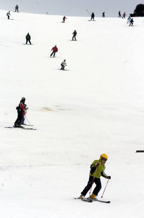 6.- La Molina - Gerona (Alojamiento + Forfait = 79 euros/día) - Kilómetros esquiables: 68 - Ahorro en temporada baja: 9,64% | La Molina se encuentra en el sexto lugar de la lista de Holidu. Esta estación del Pirineo Catalán tiene un precio medio por noche de unos 42 euros durante las navidades y un forfait que ronda, de media, los 37euros.