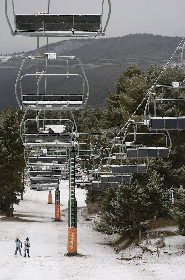 Aunque La Molina está especialmente recomendada para los debutantes, según Holidu, también dispone del mayor 'half pipe' de los Pirineos. Y si el esquiador necesita más kilómetros puede comprar el forfait conjunto a la próxima estación de La Masella. Además, desde el bucador indican que se puede llegar a La Molina con el tren desde cualquier estación de Rodalies de Cataluña.