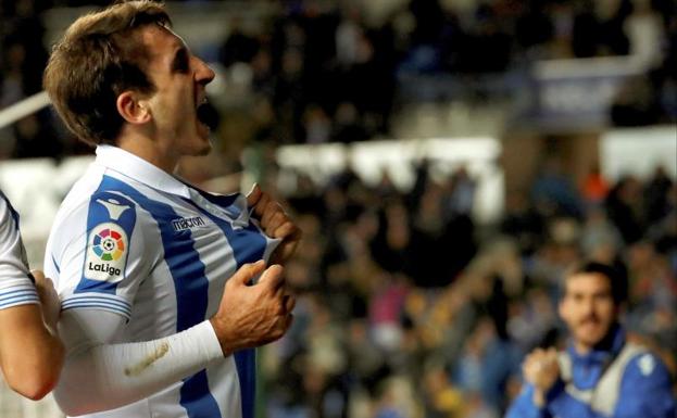 Oyarzabal celebra el primer gol de la Real.