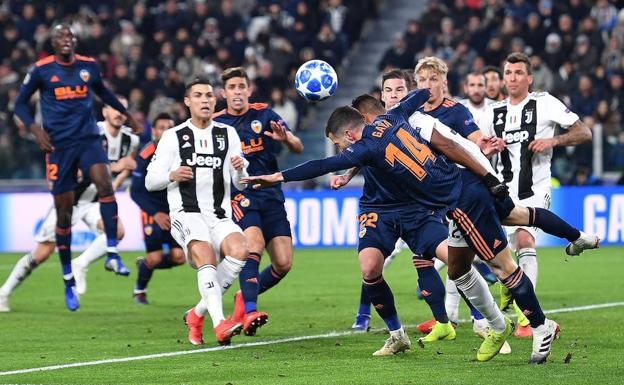 Gayà en acción durante el partido ante la Juve.