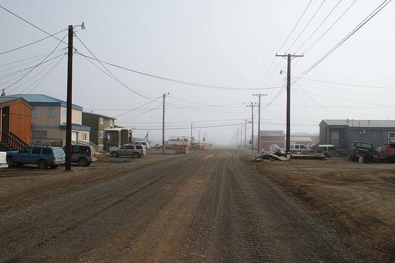 En Utqiagvik (Alaska) el sol permenecerá oculto y el Ártico congelado durante los próximos dos meses. Los 4.000 pobladores de este municipio, cuyo nombre en inglés es Barrow, tendrán que afrontar un crudo invierno. En este remoto paraje las temperaturas oscilan entre los -5ºC y los -22ºC cuando se esfuma la radiación solar.