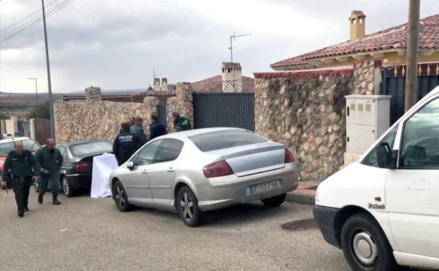 Fotografía tomada de un video facilitado por Summa112 de la fachada del chalé de Colmenar de Oreja en el que dos mujeres fallecieron al ser atacadas por sus dos perros. 