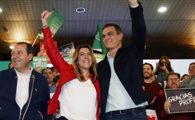 Susana Díaz y Pedro Sánchez saludan a los asistentes.