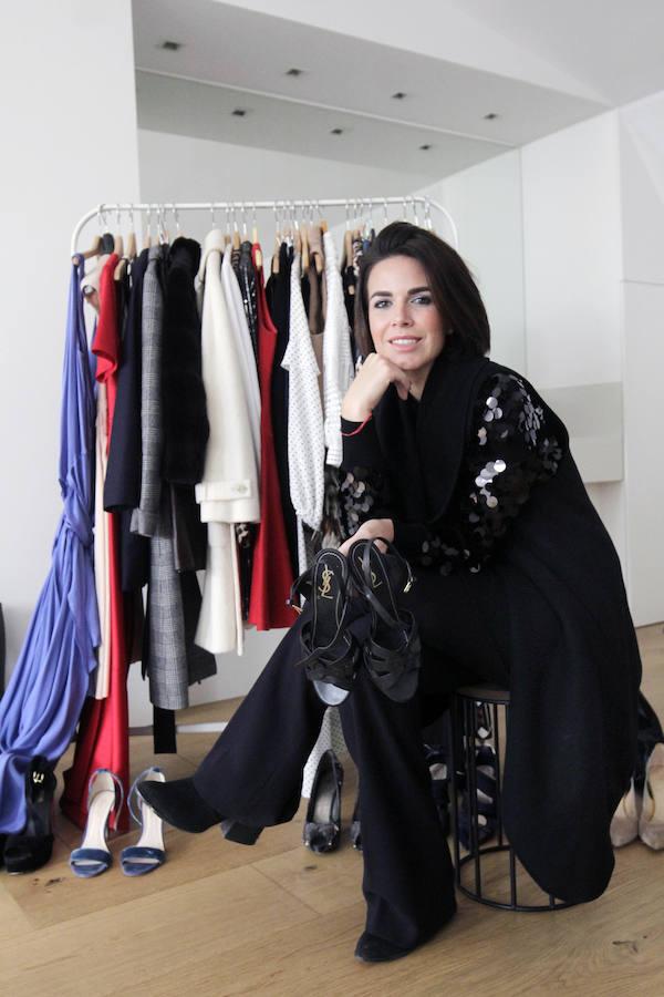 Ana es una mujer con carácter, extrovertida y bastante segura de sí misma. Los días en que se despierta con el ánimo más bajo, recurre a ropa favorecedora para subir la autoestima. «Si me levanto plof elijo un vestidazo rojo con tacón que me haga sentir poderosa». Su estilo es contemporáneo pero salpicado de tendencias. «Me encanta la moda e intento estar siempre a la última, aunque adapto las tendencias a mi estilo y sólo escojo aquello con lo que me siento identificada y cómoda».