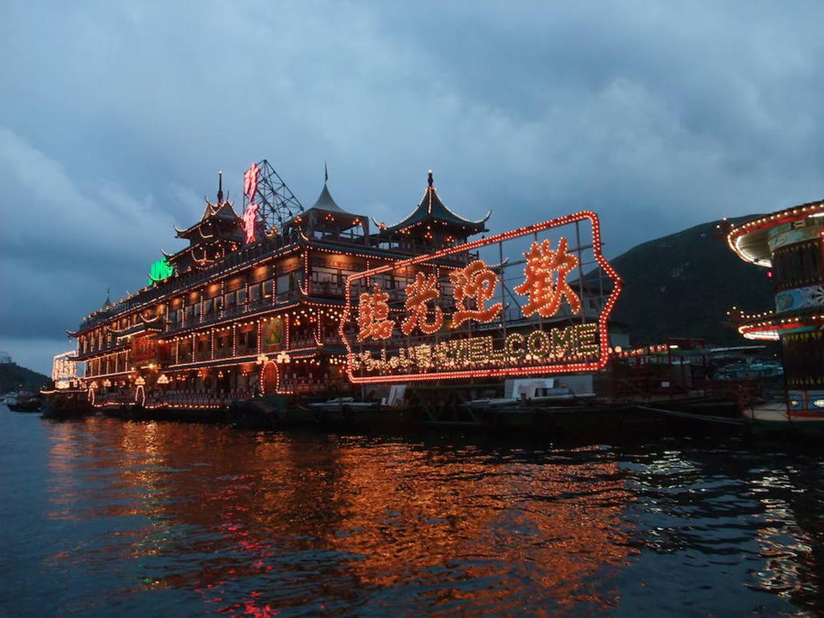 Ciudad flotante Aberdeen (Hong Kong) | Más que un mercado, es toda una ciudad. Sus casi 600 barcos se han convertido casi en un lugar residencial para cerca de 6.000 personas. Una tradición que viene de los siglos VIII y IX, cuando los primeros locales de la zona se fueron concentrando en este punto. Las embarcaciones participan a diario en labores de pesca, por lo que este colorido mercado está especializado en pescados y mariscos, incluidos sus restaurantes.