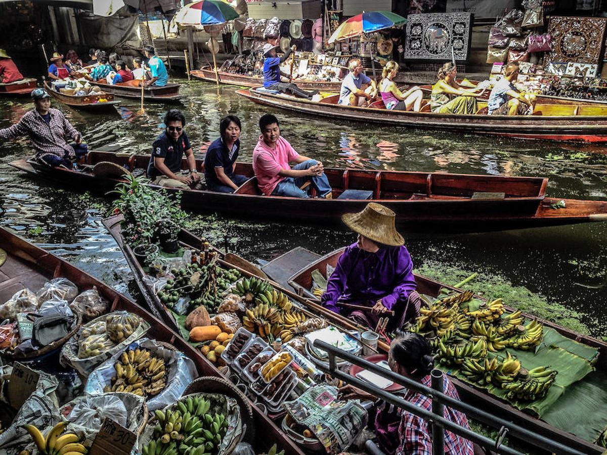 Damnoen Saduak (Tailandia) | Es el mercado más grande de los que se realizan en el delta del Chao Phraya, al sur de Bangkok. Visitarlo es una experiencias turísticas obligadas si pasas por la ciudad, atravesada por innumerables canales que dan pie a la arraigada formación de estas llamativas arterias comerciales. Hay incluso 'taxi boats' a la entrada de este comercio flotante, para poder disfrutarlo sin tener que remar. 