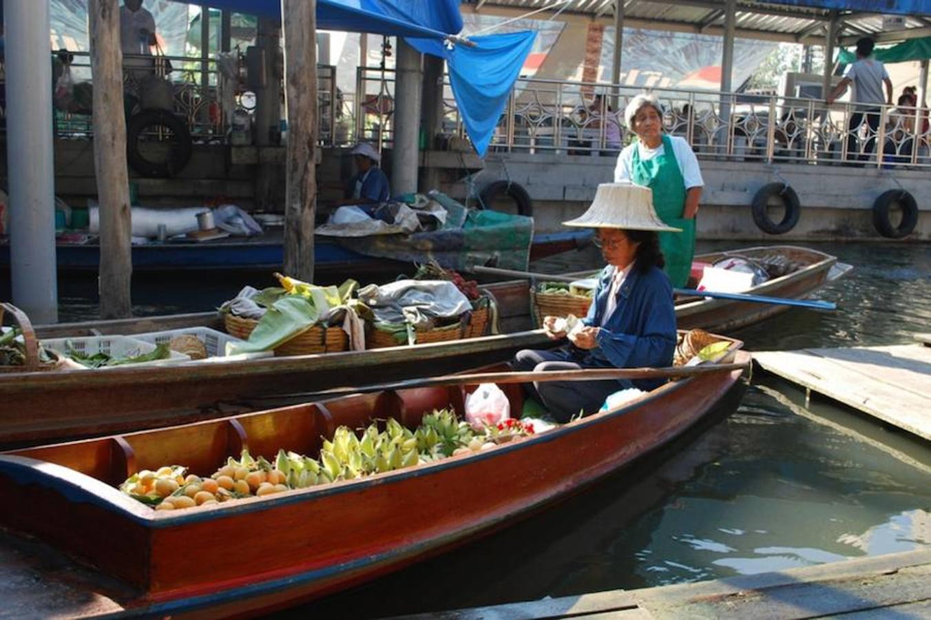 Taling Chan (Bangkok) | Justo en las afueras de la ciudad, es otro lugar ineludible para conocer de primera mano la cultura tailandesa y su gastronomía. En la entrada, este mercado flotante da la bienvenida a sus visitantes con una especie de 'sección' de recetas elaboradas, frutas, zumos y también flores, como preludio de todo lo que se puede ver en su interior. También hay unas plataformas de madera para que la gente pueda caminar y disfrutar la experiencia sobre suelo firme.