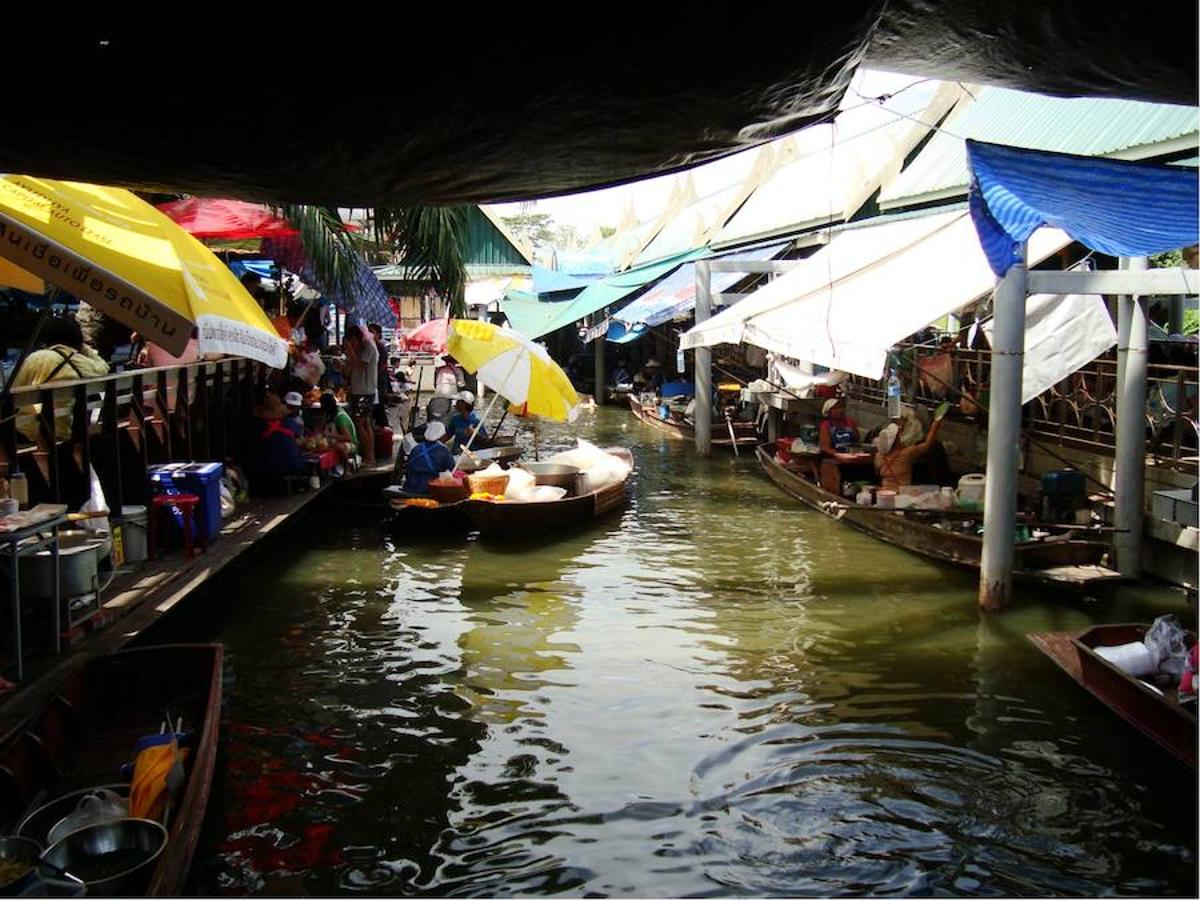 Taling Chan (Bangkok) | Justo en las afueras de la ciudad, es otro lugar ineludible para conocer de primera mano la cultura tailandesa y su gastronomía. En la entrada, este mercado flotante da la bienvenida a sus visitantes con una especie de 'sección' de recetas elaboradas, frutas, zumos y también flores, como preludio de todo lo que se puede ver en su interior. También hay unas plataformas de madera para que la gente pueda caminar y disfrutar la experiencia sobre suelo firme.