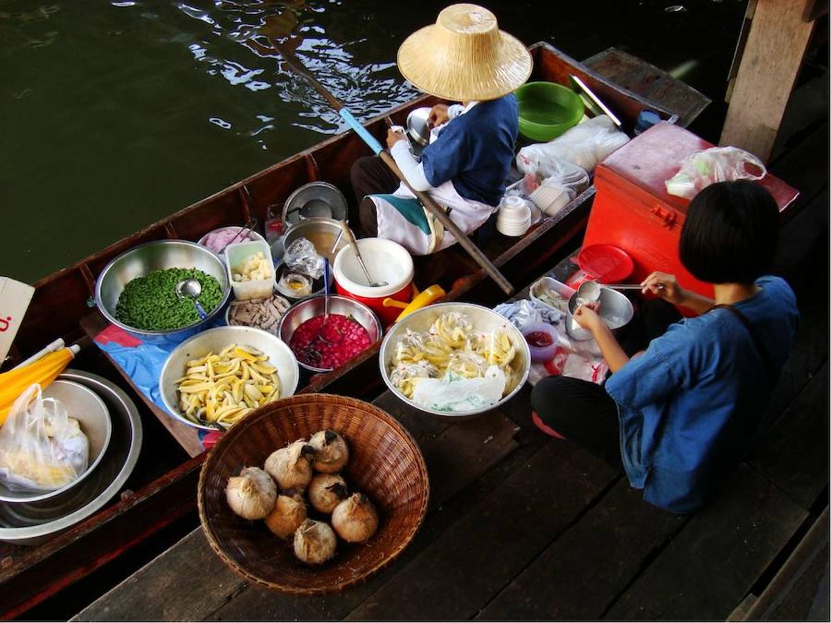 Taling Chan (Bangkok) | Justo en las afueras de la ciudad, es otro lugar ineludible para conocer de primera mano la cultura tailandesa y su gastronomía. En la entrada, este mercado flotante da la bienvenida a sus visitantes con una especie de 'sección' de recetas elaboradas, frutas, zumos y también flores, como preludio de todo lo que se puede ver en su interior. También hay unas plataformas de madera para que la gente pueda caminar y disfrutar la experiencia sobre suelo firme.