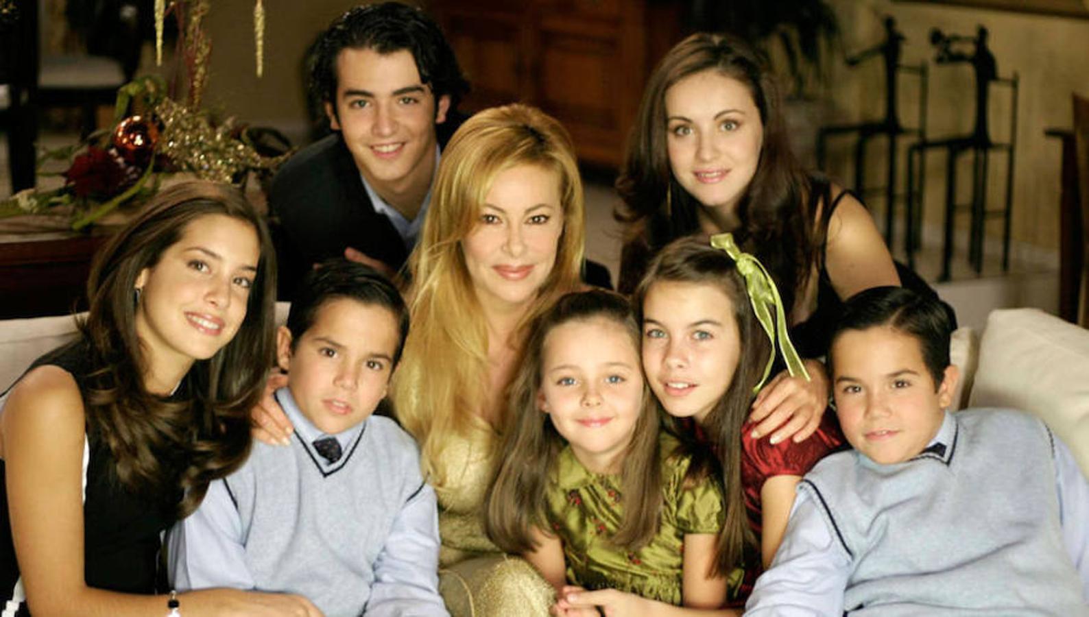 Un total de 92 episodios y adaptada en Portugal, Chile, Italia y México. 'Ana y los siete' se convirtió en una de las series más míticas de nuestra televisión y aunque sólo estuvo tres años en emisión, la peculiar niñera interpretada por Ana Obregón, que además también desarrollaba las labores de guionista y directora de algunos capítulos, consiguió enganchar a la audiencia de La 1 y convertise en líder de audiencias. Así han cambiado sus protagonistas desde el final de la serie en 2005.
