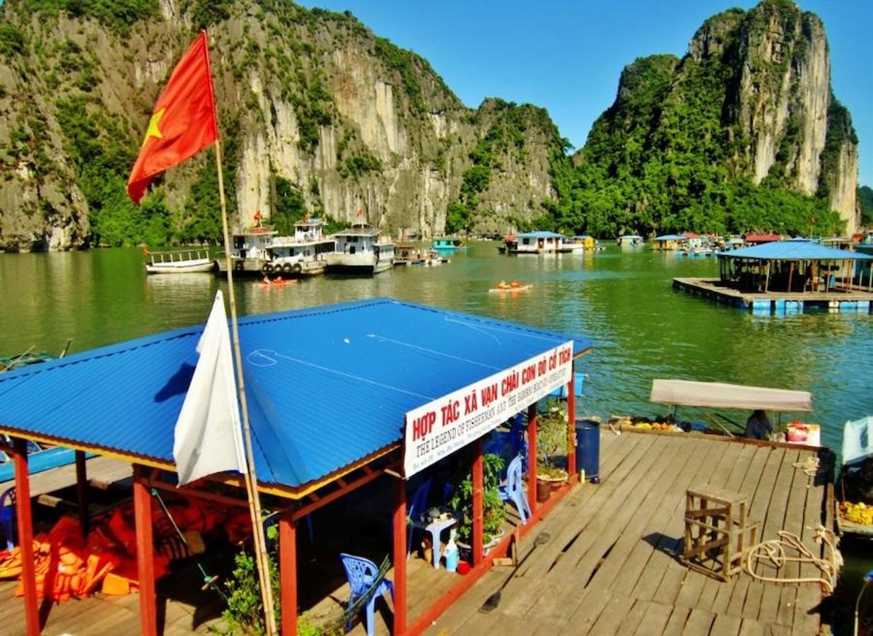 Halong Bay (Vietnam) | Hace falta levantarse temprano (se monta sobre las 04.00h ó 05.00h) para disfrutar de las frutas y el bullicio del ambiente de este mercado flotante. Un entorno paradisíaco donde poder degustar los mejores sabores locales, que aderezados con estas atractivas vistas se ha convertido en uno de los puntos más populares para los turistas, a pesar del madrugón.