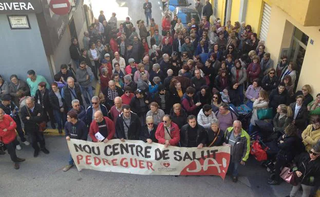 Unas 250 personas reciben en Pedreguer a la consellera Barceló para reclamar el nuevo centro de salud