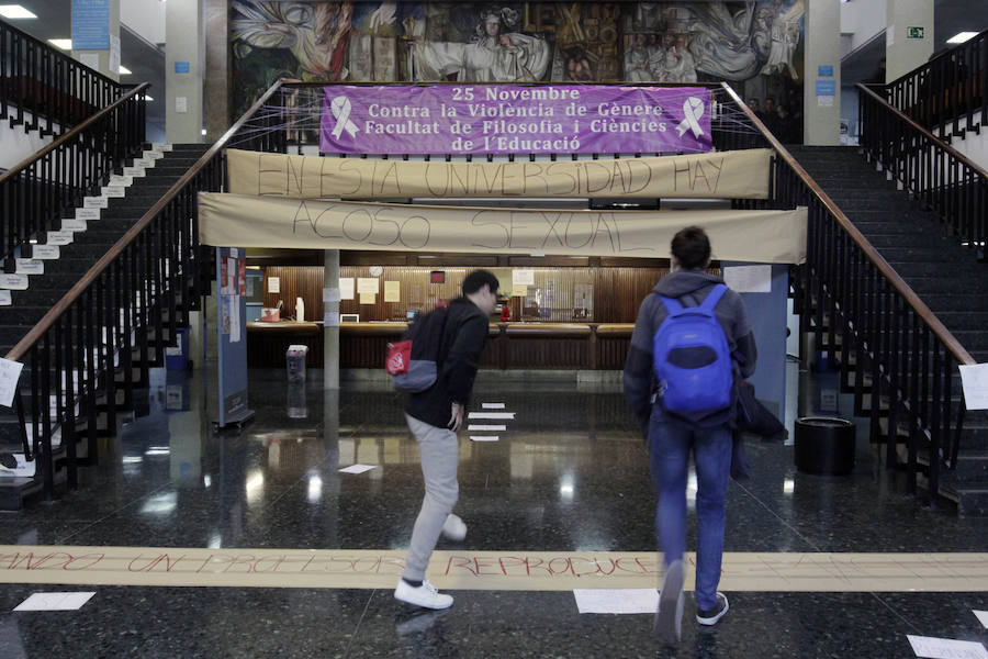 El hall de la Facultad de Filosofía amanece empapelado con ejemplos de expresiones y carteles que critican la falta de respuesta de la institución