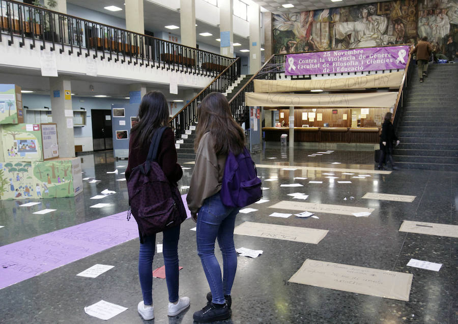 El hall de la Facultad de Filosofía amanece empapelado con ejemplos de expresiones y carteles que critican la falta de respuesta de la institución