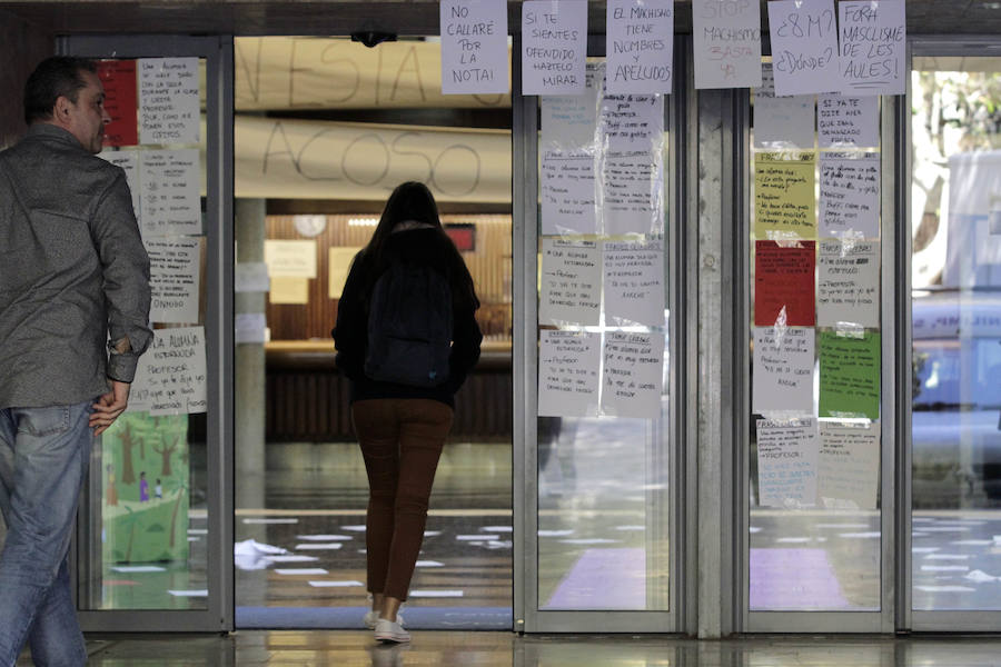 El hall de la Facultad de Filosofía amanece empapelado con ejemplos de expresiones y carteles que critican la falta de respuesta de la institución