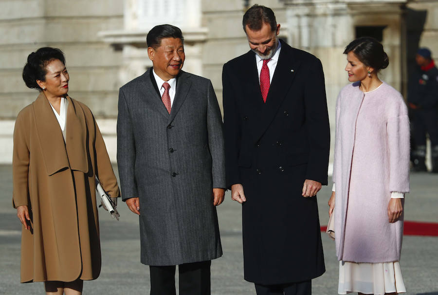 Recibimiento oficial de los Reyes al presidente de la República Popular China, Sr. Xi Jinping y su esposa, Peng Liyuan, en el Palacio Real de Madrid.