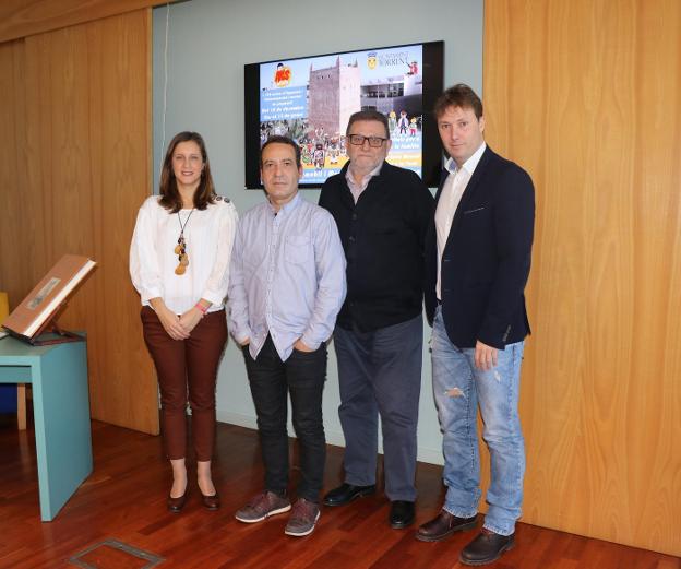 El alcalde, Jesús Ros, con los concejales Campos y Ferrer, y el representante de Aesclick, Dioni Martínez. 