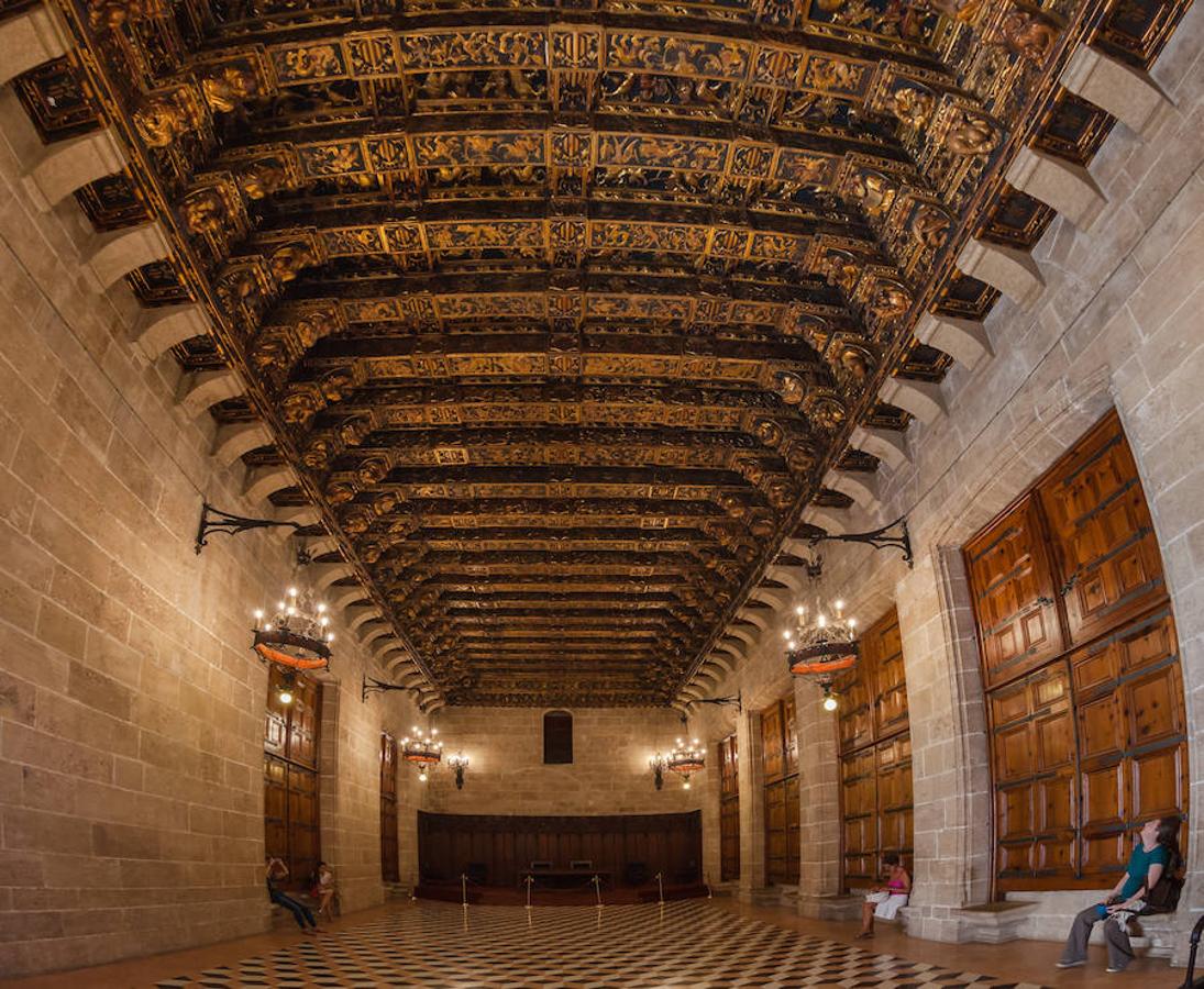 La Lonja de la seda de Valencia | El primer Patrimonio de la Humanidad que tuvo la Comunitat Valenciana. El histórico edificio de Valencia fue construido entre los siglos XV y XVI y sirvió como epicentro mercantil de la ciudad. Cárcel, lonja y mercadeo, el edificio ha sabido vivir con el paso de la historia.