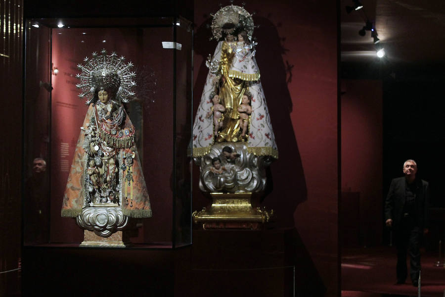 El Museu Valencià de la Il·lustració i la Modernitat (MuVIM) ha recopilado en un ciclo expositivo la historia social y cultural de la 'Mare de Déu dels Desemparats', en «una de las exposiciones más ambiciosas de sus 17 años de existencia» que reflexiona sobre su contribución a la memoria colectiva; sobre una devoción que tiene «empatía con los desamparados de toda clase y condición»; y en cómo la «secularización no ha matado la religión, sino que la ha transformado». 'Mare de Déu dels Desamparats' condensa 600 siglos de historia de la patrona de València en tres muestras que «ocupan la mayor parte de los espacios del museo dedicados a exposiciones temporales», desde la creación de la medieval 'Lloable Confraria de Nostra Dona Sancta Maria dels Ignoscens' hasta la actualidad. En ella, se pueden ver piezas pertenecientes a colecciones particulares y de instituciones como el MuMA, que se traducen en «salas con gran riqueza de patrimonio histórico».