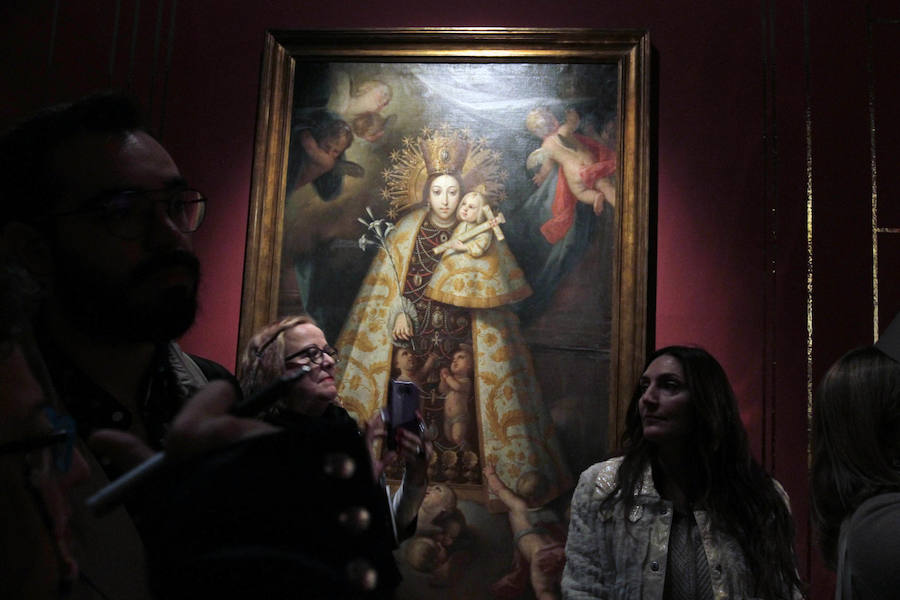 El Museu Valencià de la Il·lustració i la Modernitat (MuVIM) ha recopilado en un ciclo expositivo la historia social y cultural de la 'Mare de Déu dels Desemparats', en «una de las exposiciones más ambiciosas de sus 17 años de existencia» que reflexiona sobre su contribución a la memoria colectiva; sobre una devoción que tiene «empatía con los desamparados de toda clase y condición»; y en cómo la «secularización no ha matado la religión, sino que la ha transformado». 'Mare de Déu dels Desamparats' condensa 600 siglos de historia de la patrona de València en tres muestras que «ocupan la mayor parte de los espacios del museo dedicados a exposiciones temporales», desde la creación de la medieval 'Lloable Confraria de Nostra Dona Sancta Maria dels Ignoscens' hasta la actualidad. En ella, se pueden ver piezas pertenecientes a colecciones particulares y de instituciones como el MuMA, que se traducen en «salas con gran riqueza de patrimonio histórico».