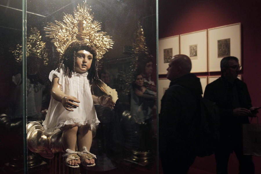 El Museu Valencià de la Il·lustració i la Modernitat (MuVIM) ha recopilado en un ciclo expositivo la historia social y cultural de la 'Mare de Déu dels Desemparats', en «una de las exposiciones más ambiciosas de sus 17 años de existencia» que reflexiona sobre su contribución a la memoria colectiva; sobre una devoción que tiene «empatía con los desamparados de toda clase y condición»; y en cómo la «secularización no ha matado la religión, sino que la ha transformado». 'Mare de Déu dels Desamparats' condensa 600 siglos de historia de la patrona de València en tres muestras que «ocupan la mayor parte de los espacios del museo dedicados a exposiciones temporales», desde la creación de la medieval 'Lloable Confraria de Nostra Dona Sancta Maria dels Ignoscens' hasta la actualidad. En ella, se pueden ver piezas pertenecientes a colecciones particulares y de instituciones como el MuMA, que se traducen en «salas con gran riqueza de patrimonio histórico».