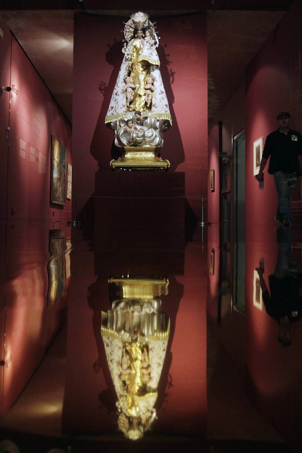 El Museu Valencià de la Il·lustració i la Modernitat (MuVIM) ha recopilado en un ciclo expositivo la historia social y cultural de la 'Mare de Déu dels Desemparats', en «una de las exposiciones más ambiciosas de sus 17 años de existencia» que reflexiona sobre su contribución a la memoria colectiva; sobre una devoción que tiene «empatía con los desamparados de toda clase y condición»; y en cómo la «secularización no ha matado la religión, sino que la ha transformado». 'Mare de Déu dels Desamparats' condensa 600 siglos de historia de la patrona de València en tres muestras que «ocupan la mayor parte de los espacios del museo dedicados a exposiciones temporales», desde la creación de la medieval 'Lloable Confraria de Nostra Dona Sancta Maria dels Ignoscens' hasta la actualidad. En ella, se pueden ver piezas pertenecientes a colecciones particulares y de instituciones como el MuMA, que se traducen en «salas con gran riqueza de patrimonio histórico».
