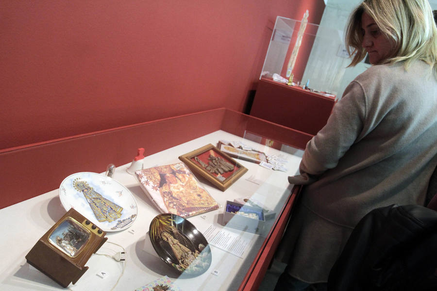 El Museu Valencià de la Il·lustració i la Modernitat (MuVIM) ha recopilado en un ciclo expositivo la historia social y cultural de la 'Mare de Déu dels Desemparats', en «una de las exposiciones más ambiciosas de sus 17 años de existencia» que reflexiona sobre su contribución a la memoria colectiva; sobre una devoción que tiene «empatía con los desamparados de toda clase y condición»; y en cómo la «secularización no ha matado la religión, sino que la ha transformado». 'Mare de Déu dels Desamparats' condensa 600 siglos de historia de la patrona de València en tres muestras que «ocupan la mayor parte de los espacios del museo dedicados a exposiciones temporales», desde la creación de la medieval 'Lloable Confraria de Nostra Dona Sancta Maria dels Ignoscens' hasta la actualidad. En ella, se pueden ver piezas pertenecientes a colecciones particulares y de instituciones como el MuMA, que se traducen en «salas con gran riqueza de patrimonio histórico».