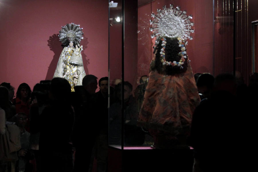El Museu Valencià de la Il·lustració i la Modernitat (MuVIM) ha recopilado en un ciclo expositivo la historia social y cultural de la 'Mare de Déu dels Desemparats', en «una de las exposiciones más ambiciosas de sus 17 años de existencia» que reflexiona sobre su contribución a la memoria colectiva; sobre una devoción que tiene «empatía con los desamparados de toda clase y condición»; y en cómo la «secularización no ha matado la religión, sino que la ha transformado». 'Mare de Déu dels Desamparats' condensa 600 siglos de historia de la patrona de València en tres muestras que «ocupan la mayor parte de los espacios del museo dedicados a exposiciones temporales», desde la creación de la medieval 'Lloable Confraria de Nostra Dona Sancta Maria dels Ignoscens' hasta la actualidad. En ella, se pueden ver piezas pertenecientes a colecciones particulares y de instituciones como el MuMA, que se traducen en «salas con gran riqueza de patrimonio histórico».